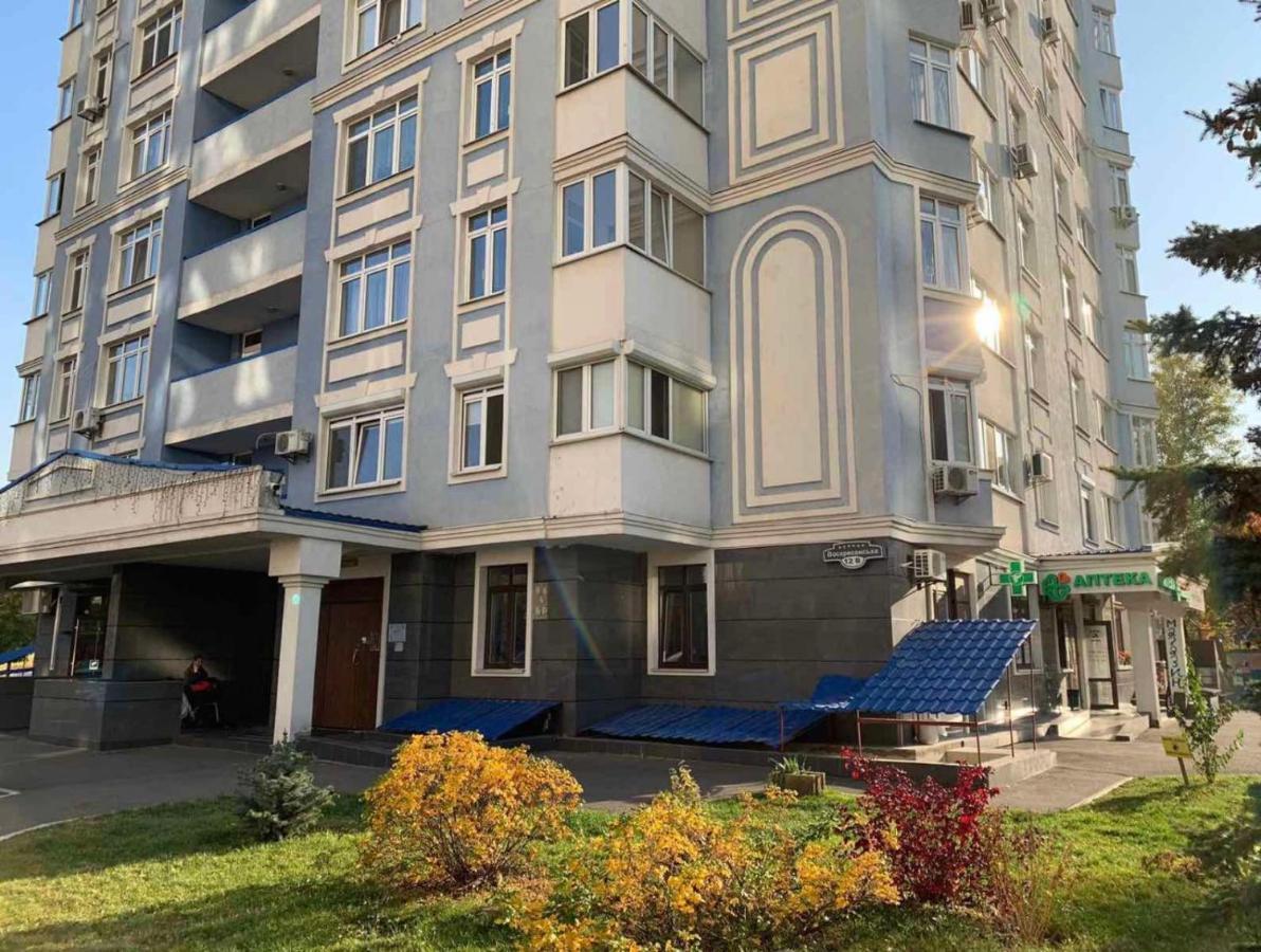 Modern Apartment Near Park Kyiv Exterior photo