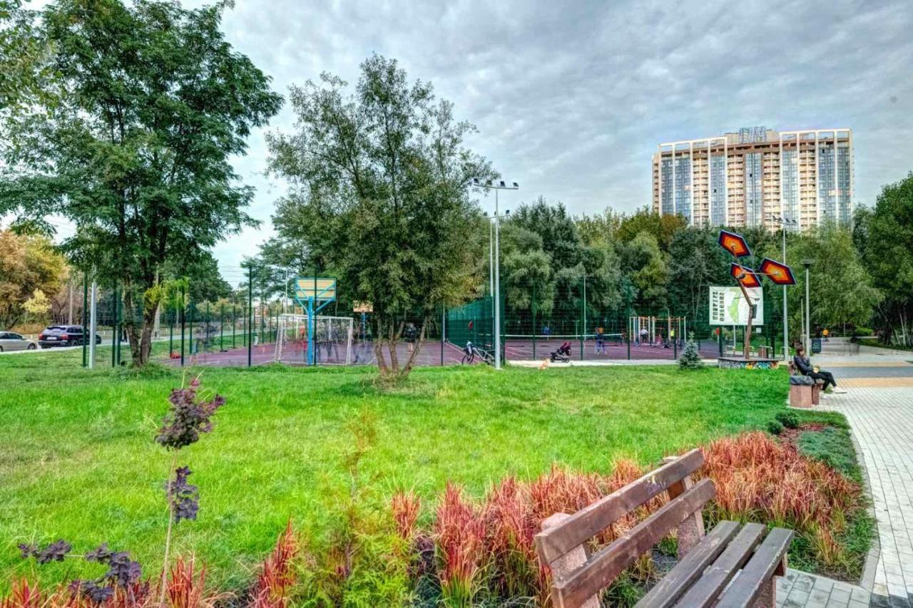 Modern Apartment Near Park Kyiv Exterior photo