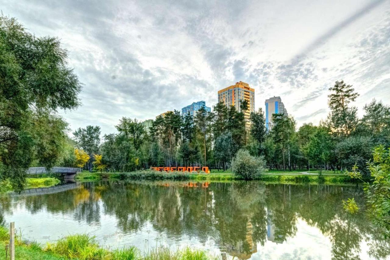 Modern Apartment Near Park Kyiv Exterior photo